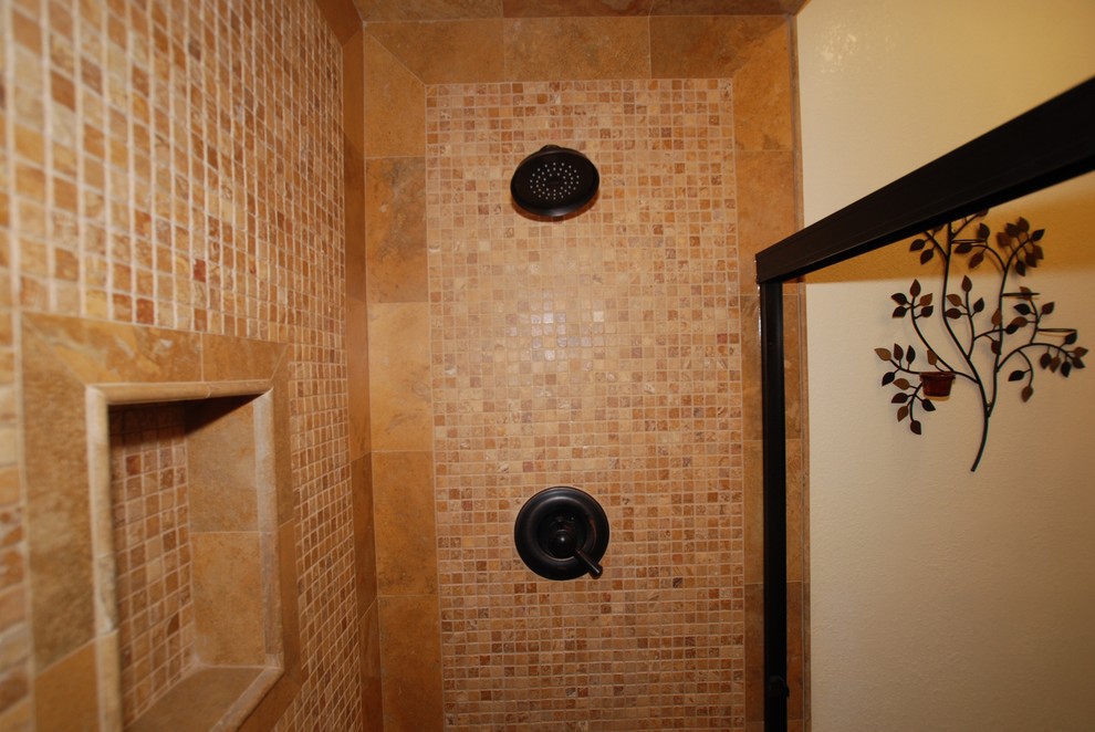 オレンジカウンティにあるお手頃価格の小さな地中海スタイルのおしゃれなバスルーム (浴槽なし) (ペデスタルシンク、アルコーブ型シャワー、一体型トイレ	、ベージュのタイル、モザイクタイル、ベージュの壁、トラバーチンの床) の写真