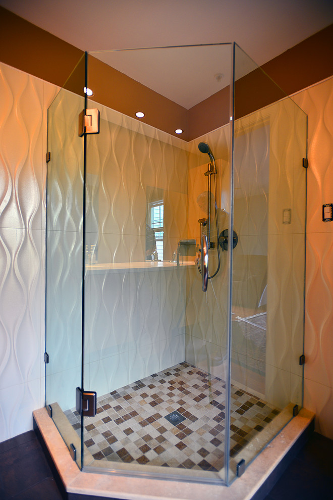 Ispirazione per una stanza da bagno padronale minimalista di medie dimensioni con doccia ad angolo, porta doccia a battente, piastrelle bianche, piastrelle in gres porcellanato, pareti marroni e pavimento nero