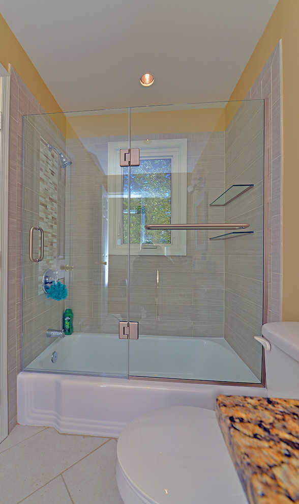 Exempel på ett mellanstort modernt badrum med dusch, med dusch med gångjärnsdörr, ett badkar i en alkov, en dusch/badkar-kombination, en toalettstol med hel cisternkåpa, beige kakel, porslinskakel, gula väggar, klinkergolv i porslin, granitbänkskiva och beiget golv
