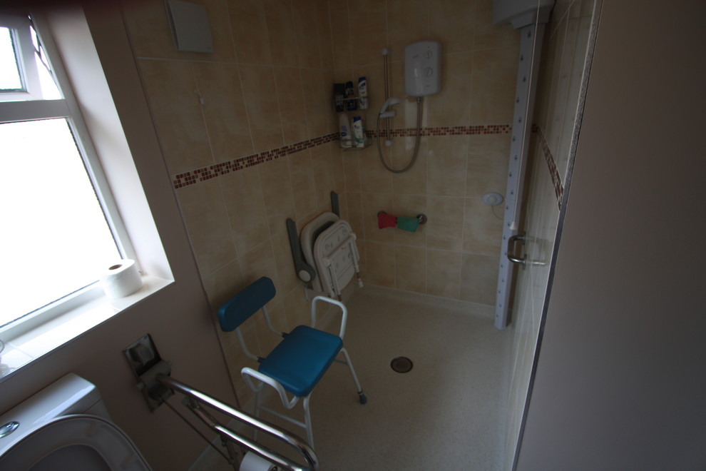 他の地域にあるモダンスタイルのおしゃれなバスルーム (浴槽なし) (壁付け型シンク、オープン型シャワー、分離型トイレ、ベージュのタイル、セラミックタイル、ベージュの壁、リノリウムの床) の写真