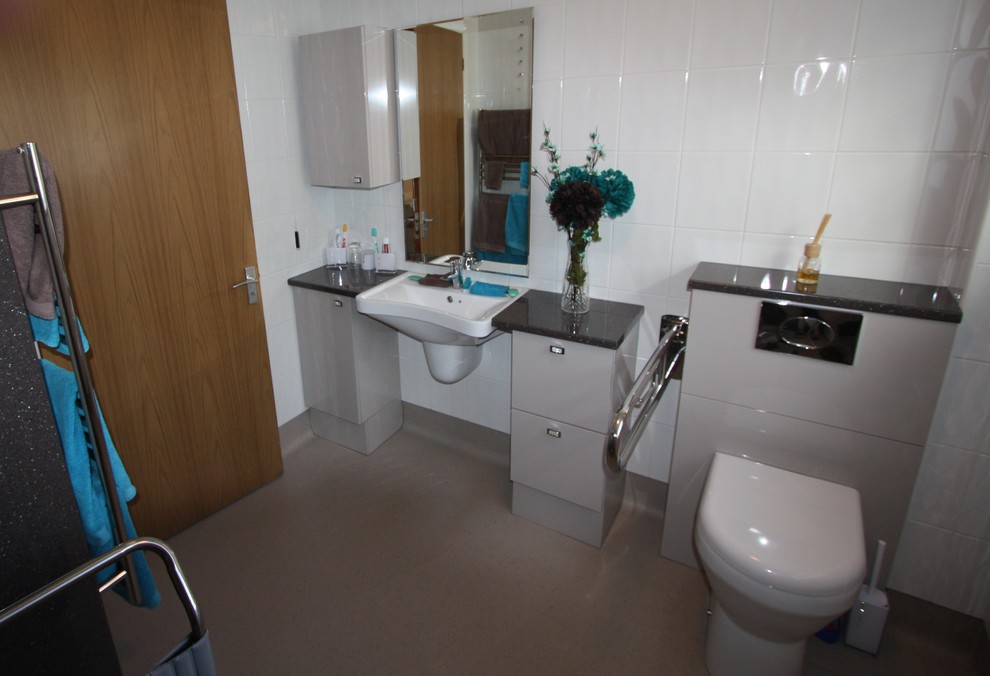 Immagine di una stanza da bagno padronale moderna con ante lisce, doccia aperta, piastrelle bianche, piastrelle in ceramica, pareti marroni e lavabo sospeso