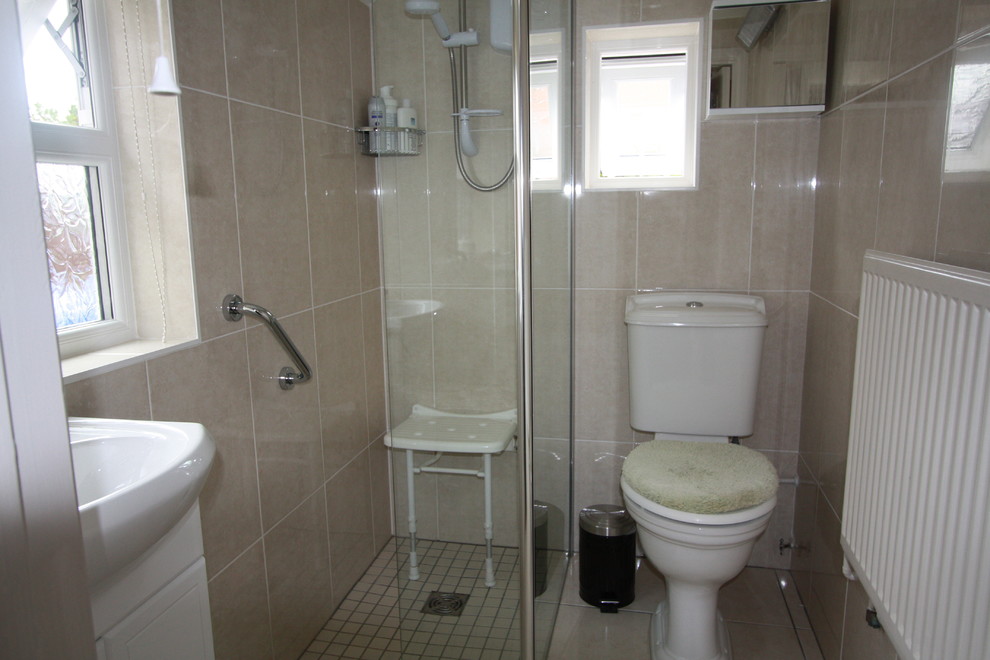 Immagine di una piccola stanza da bagno padronale minimalista con ante bianche, doccia aperta, WC a due pezzi, piastrelle beige, piastrelle in ceramica, pareti beige e pavimento con piastrelle in ceramica