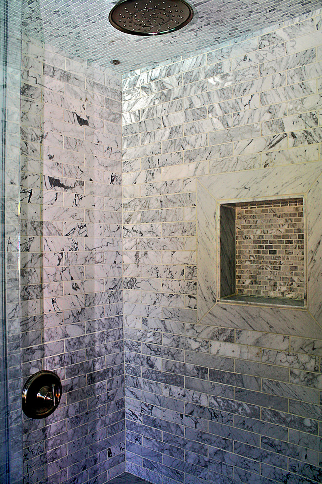 Inredning av ett eklektiskt litet bastu, med ett fristående handfat, släta luckor, skåp i mellenmörkt trä, marmorbänkskiva, en toalettstol med separat cisternkåpa, grå kakel, stenkakel, grå väggar och marmorgolv