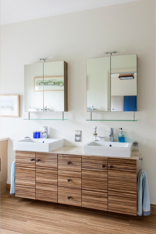 Esempio di una stanza da bagno con ante lisce, ante in legno scuro, top in laminato, doccia doppia, WC monopezzo e pareti beige