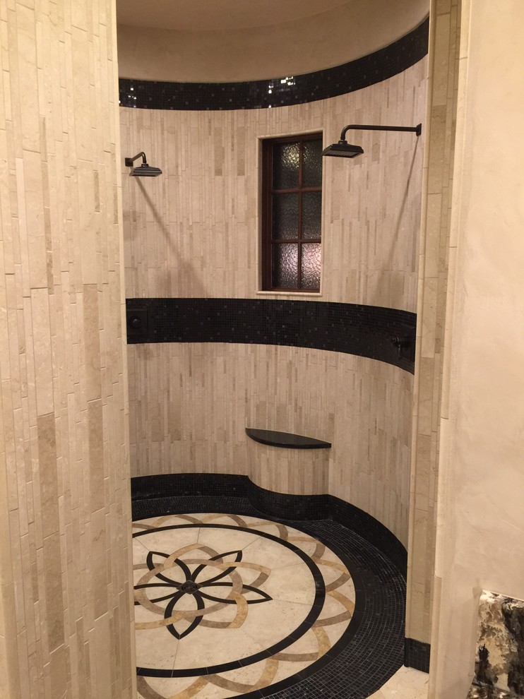Пример оригинального дизайна: главная ванная комната в средиземноморском стиле с плоскими фасадами, темными деревянными фасадами и столешницей из гранита