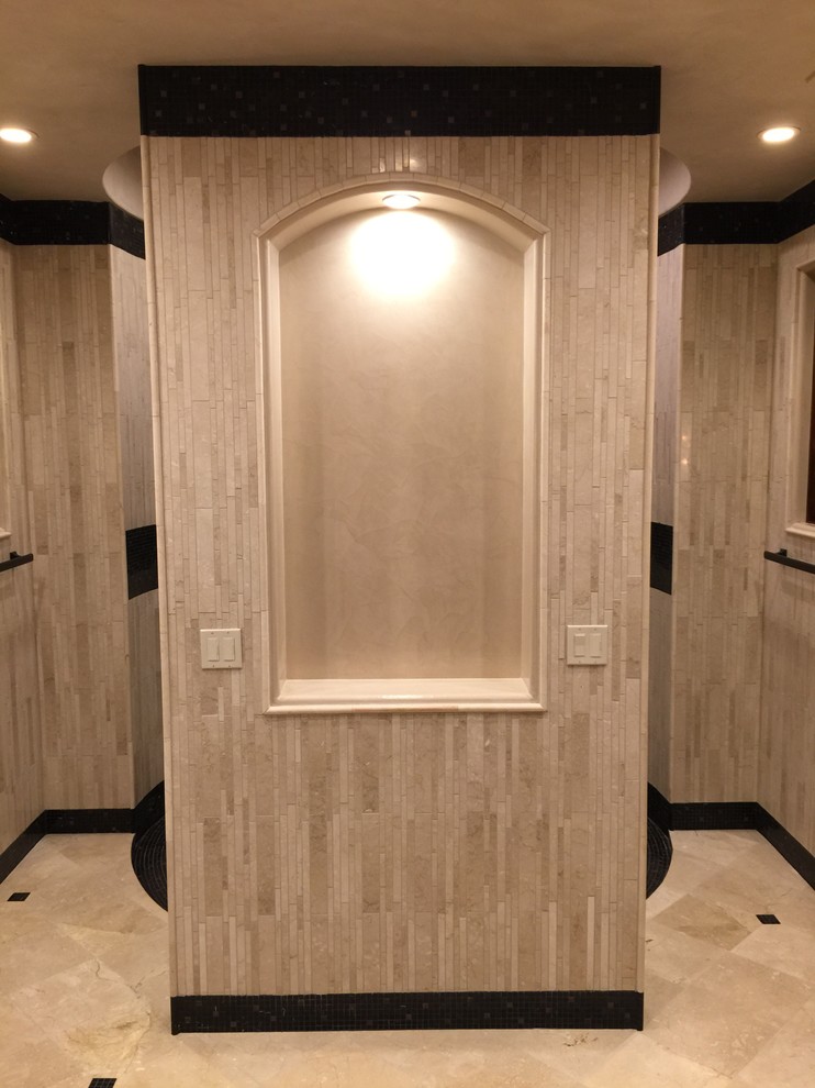 На фото: главная ванная комната в средиземноморском стиле с плоскими фасадами, темными деревянными фасадами и столешницей из гранита