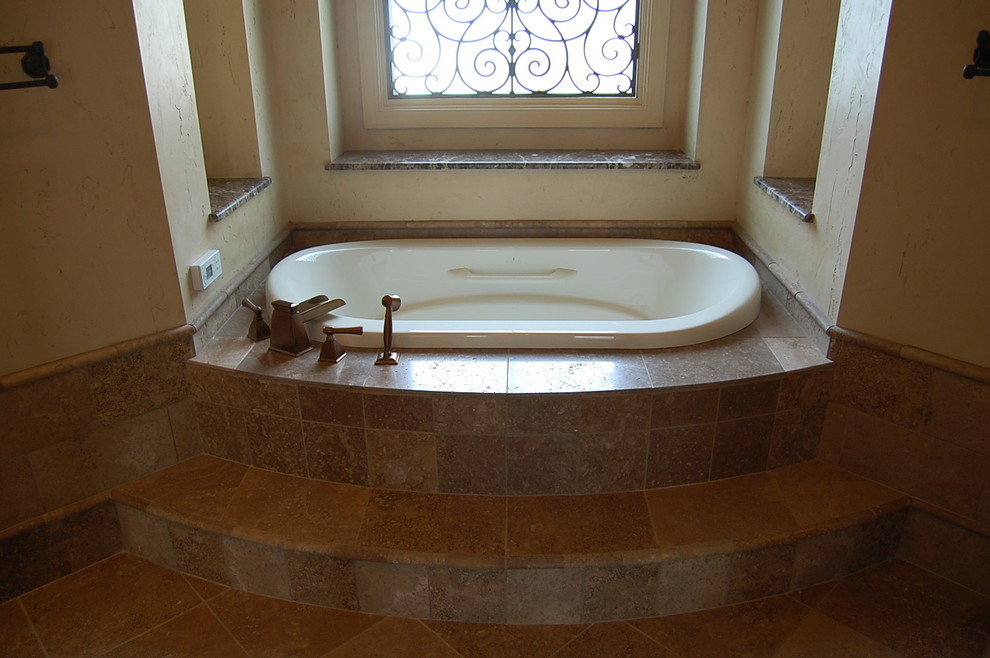 На фото: главная ванная комната в классическом стиле с накладной ванной