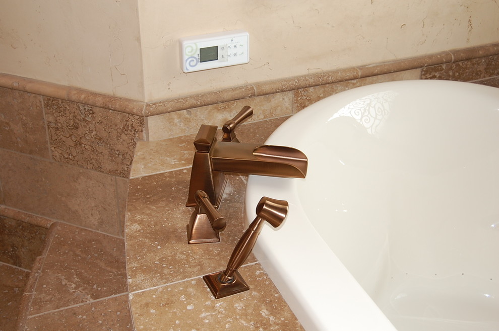 Свежая идея для дизайна: главная ванная комната в классическом стиле с накладной ванной - отличное фото интерьера