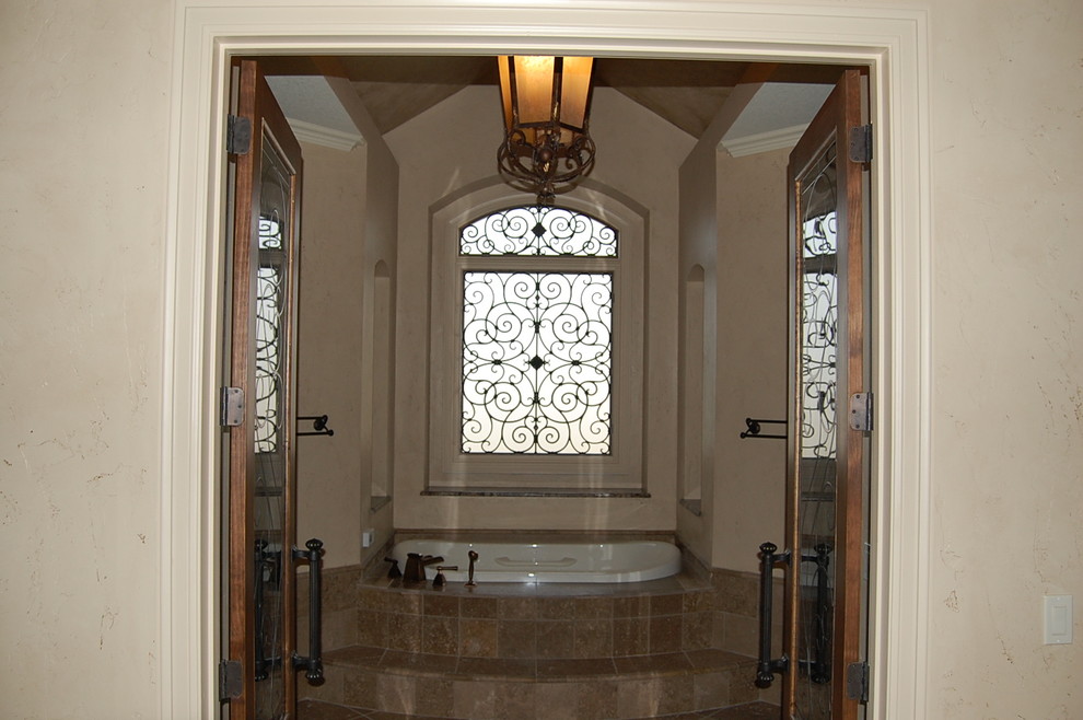 Exempel på ett klassiskt en-suite badrum