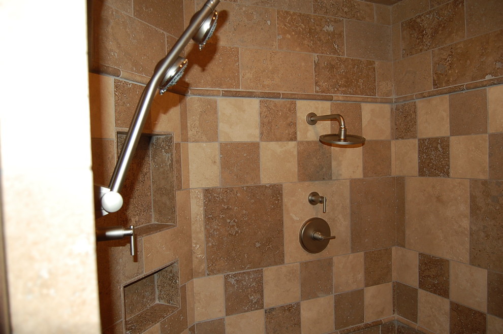 Klassisk inredning av ett en-suite badrum, med ett platsbyggt badkar