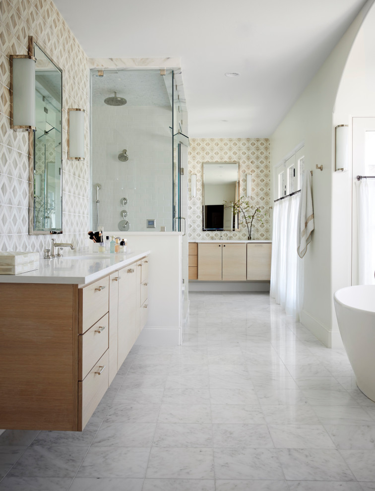 Exempel på ett medelhavsstil vit vitt en-suite badrum, med släta luckor, skåp i ljust trä, ett fristående badkar, en dusch i en alkov, beige kakel, vita väggar, ett undermonterad handfat, vitt golv och dusch med gångjärnsdörr