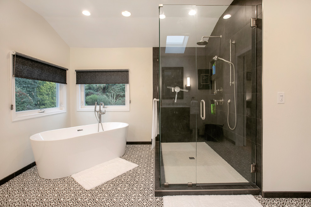 Стильный дизайн: большая главная ванная комната с фасадами в стиле шейкер, черными фасадами, отдельно стоящей ванной, раздельным унитазом, черной плиткой, керамической плиткой, белыми стенами, полом из керамогранита, врезной раковиной, столешницей из искусственного кварца, душем с распашными дверями и серой столешницей - последний тренд