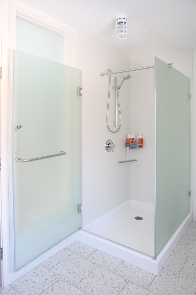 Идея дизайна: большая ванная комната в стиле модернизм с стеклянными фасадами, душем в нише, белой плиткой, плиткой из листового камня, белыми стенами, полом из керамогранита и душевой кабиной