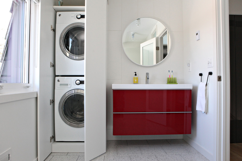 Foto på ett stort funkis badrum med dusch, med luckor med glaspanel, röda skåp, en dusch i en alkov, vit kakel, stenhäll, vita väggar, klinkergolv i porslin, bänkskiva i akrylsten och ett konsol handfat