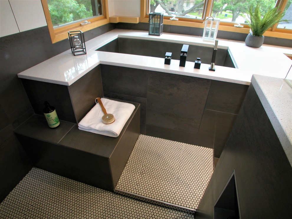 Стильный дизайн: большая главная ванная комната в стиле модернизм с плоскими фасадами, светлыми деревянными фасадами, японской ванной, двойным душем, унитазом-моноблоком, черно-белой плиткой, керамогранитной плиткой, черными стенами, полом из керамогранита, врезной раковиной, столешницей из искусственного кварца, черным полом, открытым душем и белой столешницей - последний тренд