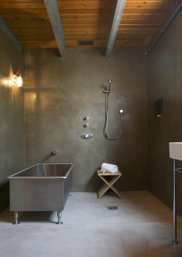 Idées déco pour une petite salle de bain principale contemporaine avec un plan vasque, une baignoire sur pieds, une douche ouverte, un mur gris et sol en béton ciré.