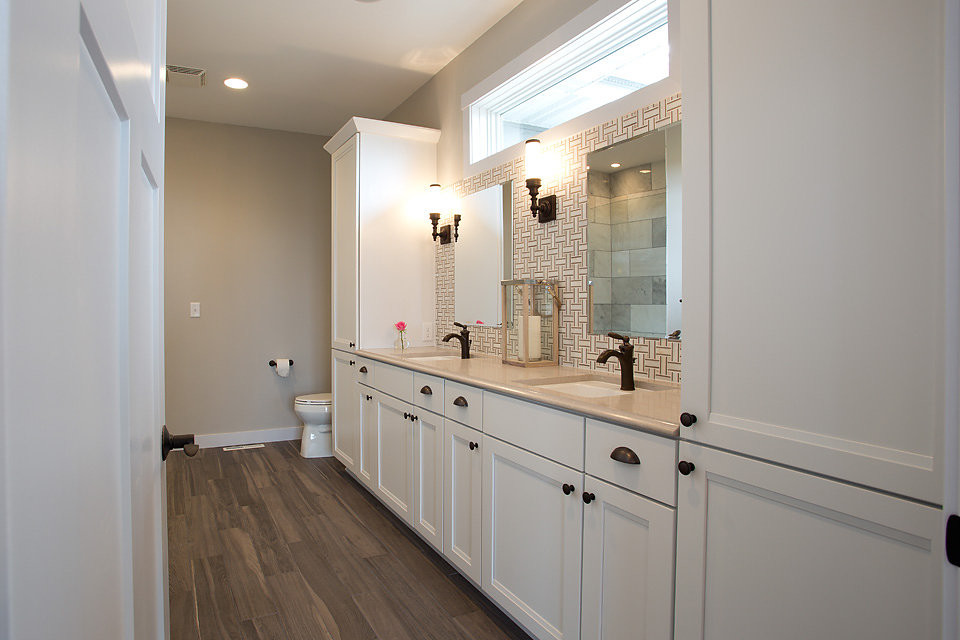 Exemple d'une salle de bain chic avec des portes de placard blanches, une douche ouverte, un carrelage gris, un carrelage de pierre, un mur gris, un sol en carrelage de céramique, un lavabo encastré et un plan de toilette en quartz modifié.