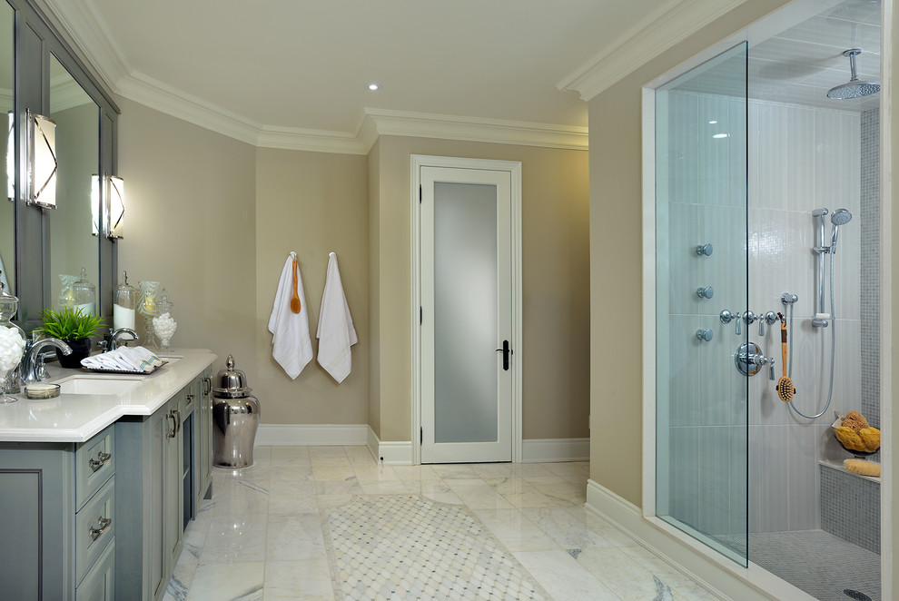 Cette image montre une salle de bain traditionnelle avec mosaïque.