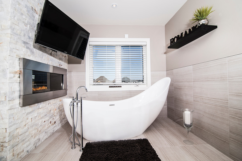 Modernes Badezimmer mit freistehender Badewanne und Steinwänden in Toronto