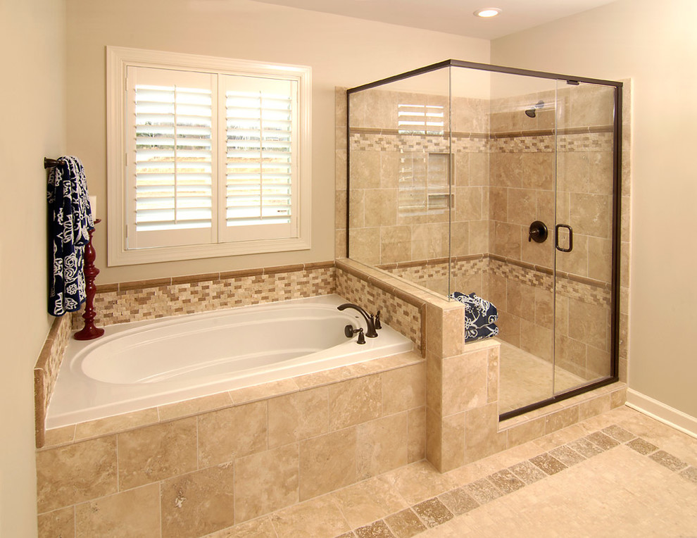 Mittelgroßes Klassisches Badezimmer En Suite mit Einbaubadewanne, Eckdusche, beiger Wandfarbe, Keramikboden, beigem Boden und Falttür-Duschabtrennung in Charlotte