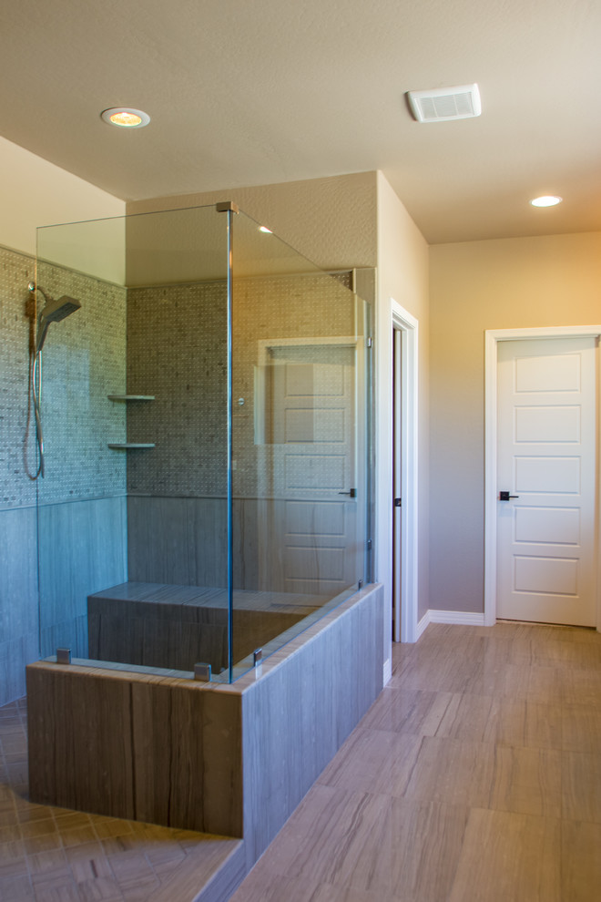 Großes Klassisches Badezimmer En Suite mit offener Dusche, beigen Fliesen, Porzellanfliesen, beiger Wandfarbe und Porzellan-Bodenfliesen in Phoenix