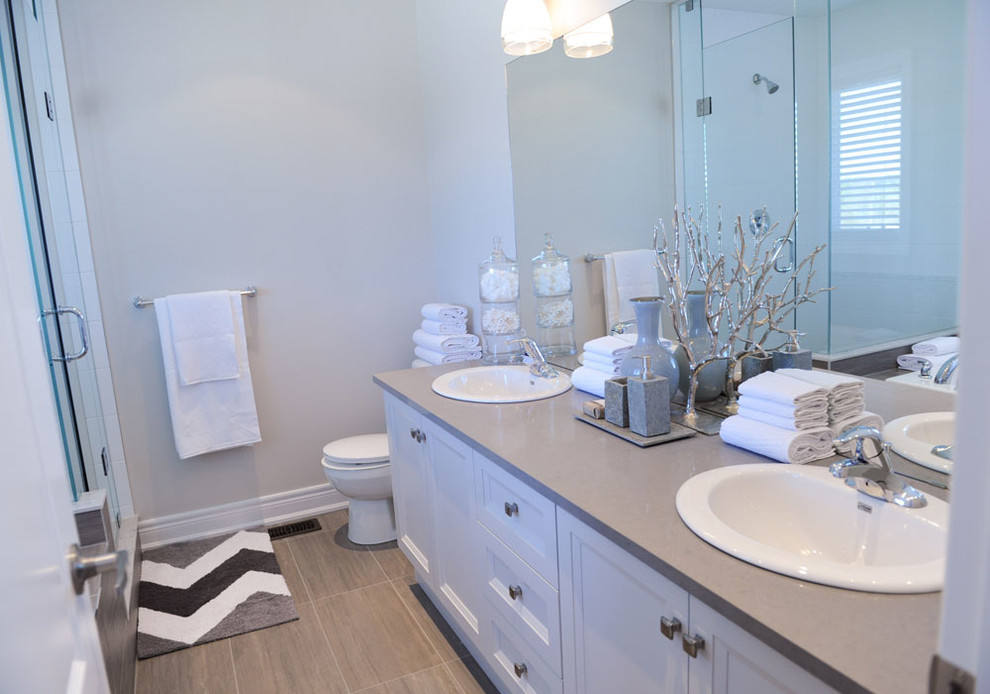 Immagine di una stanza da bagno minimal con ante bianche e pareti bianche
