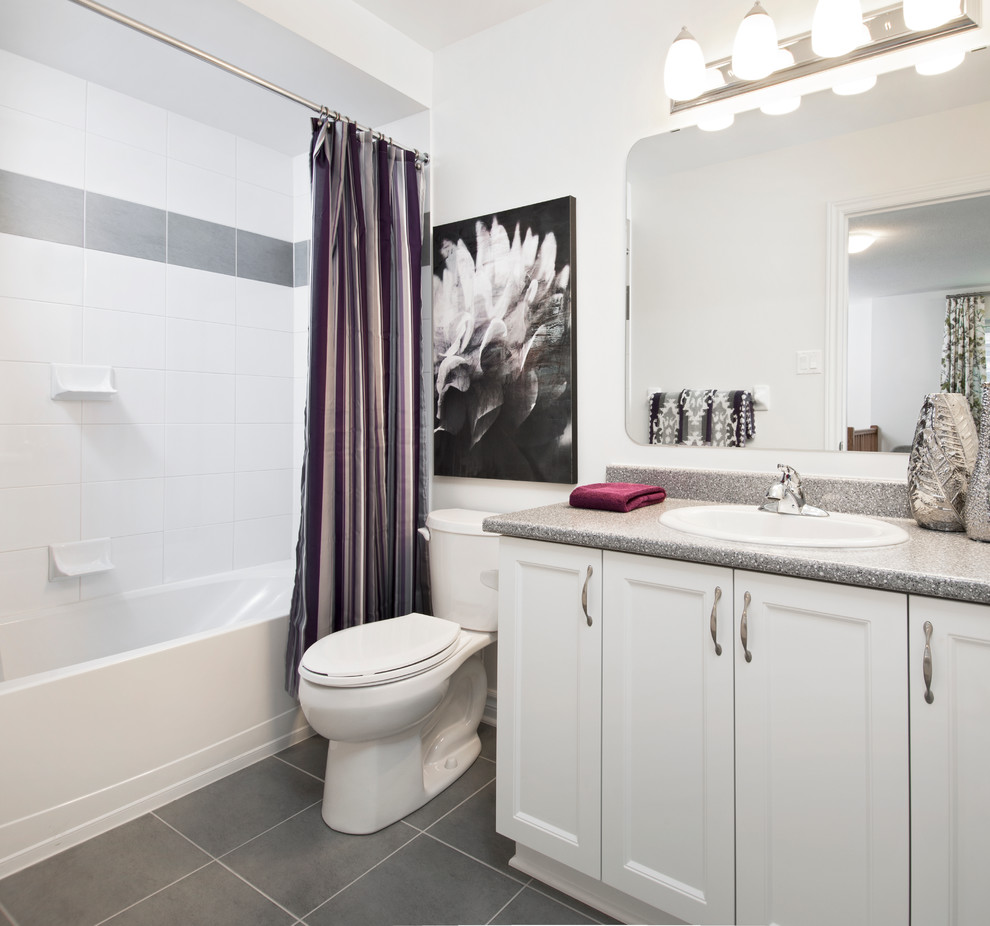На фото: ванная комната в стиле неоклассика (современная классика) с накладной раковиной, душем над ванной и серой столешницей