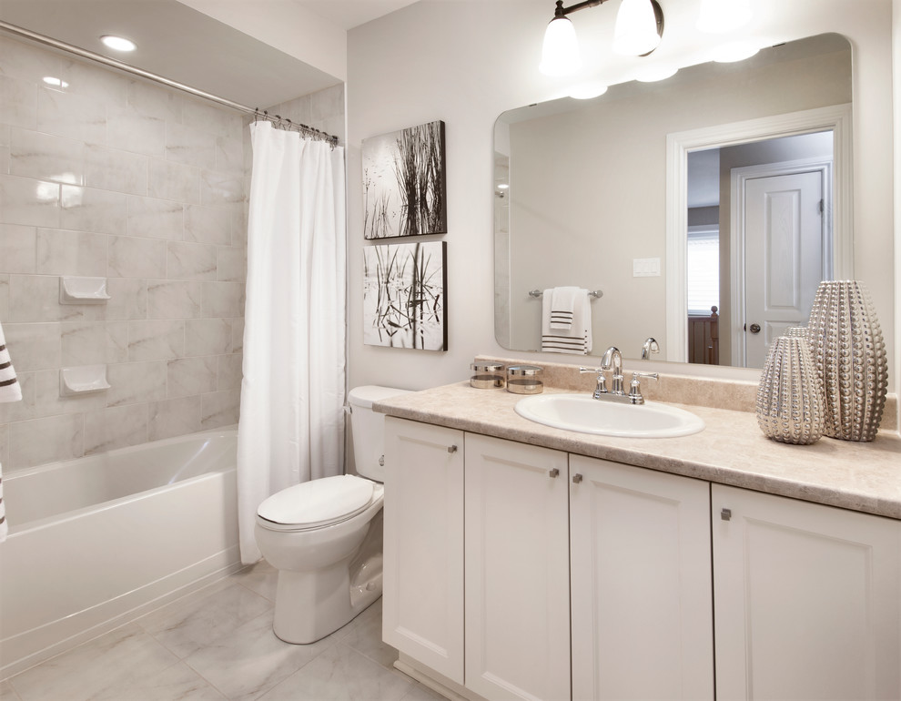 Modelo de cuarto de baño clásico renovado con lavabo encastrado, combinación de ducha y bañera y encimeras beige