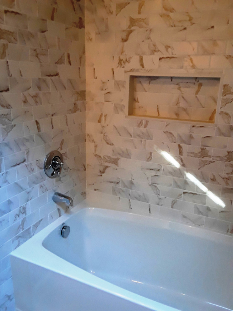 Aménagement d'une petite salle de bain classique avec un combiné douche/baignoire, un carrelage multicolore, un sol multicolore, une baignoire en alcôve, des carreaux de porcelaine et un sol en carrelage de porcelaine.