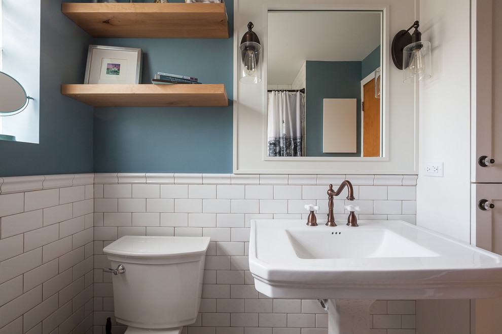 Exempel på ett mellanstort amerikanskt badrum för barn, med skåp i shakerstil, vita skåp, ett badkar i en alkov, en dusch/badkar-kombination, en toalettstol med separat cisternkåpa, vit kakel, tunnelbanekakel, blå väggar, klinkergolv i keramik, ett piedestal handfat, vitt golv och dusch med duschdraperi