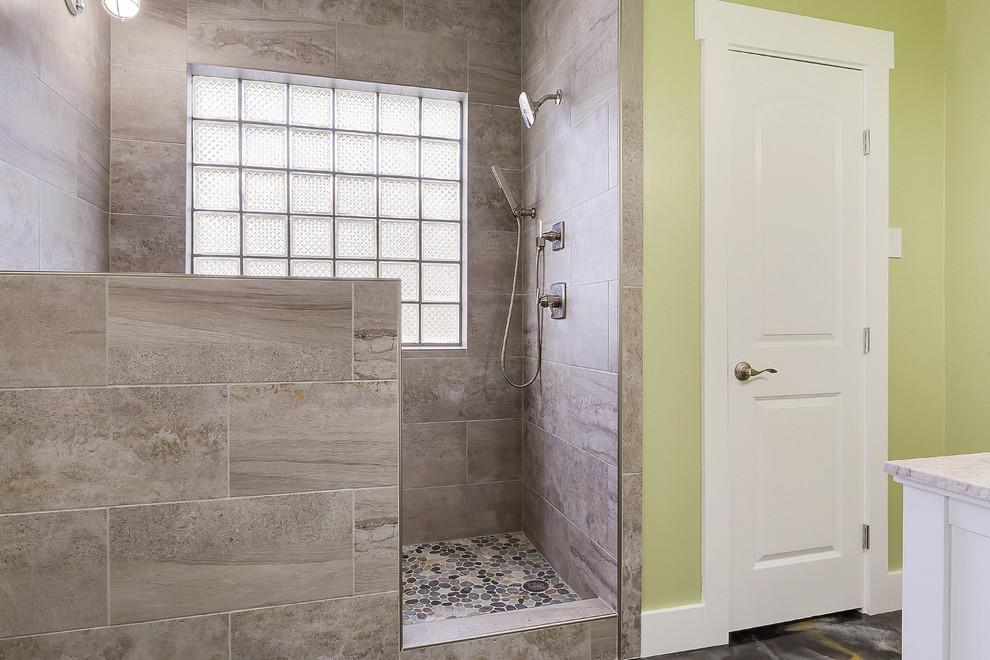 Foto på ett stort vintage en-suite badrum, med en öppen dusch, brun kakel, porslinskakel, gröna väggar, betonggolv, flerfärgat golv och med dusch som är öppen