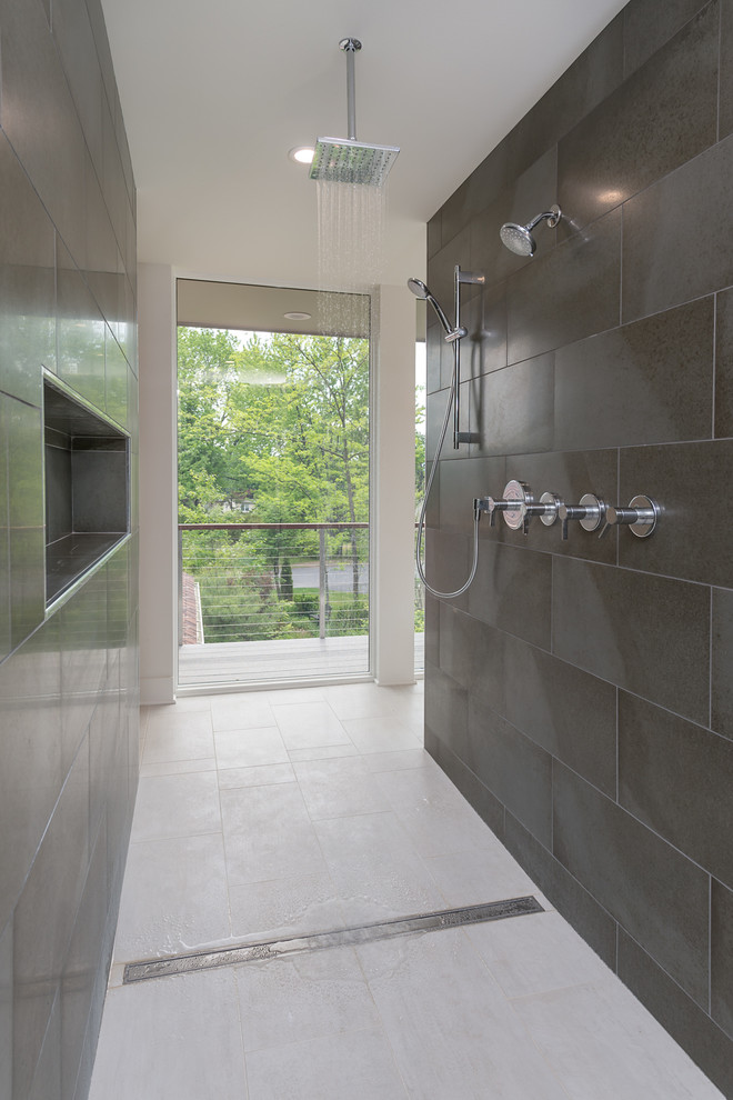 На фото: большая ванная комната в стиле модернизм с двойным душем, серой плиткой, керамической плиткой, полом из керамической плитки, белым полом и открытым душем с