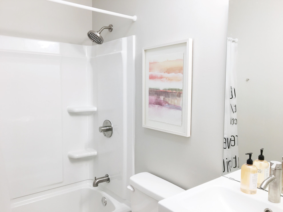 Modern inredning av ett litet en-suite badrum, med grå skåp, ett badkar i en alkov, en dusch i en alkov, en toalettstol med separat cisternkåpa, grå väggar, klinkergolv i terrakotta, ett nedsänkt handfat, kaklad bänkskiva, grått golv och dusch med duschdraperi