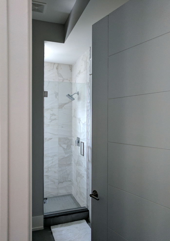 Inspiration för mellanstora nordiska badrum med dusch, med släta luckor, svarta skåp, en dusch i en alkov, en toalettstol med hel cisternkåpa, grå kakel, keramikplattor, grå väggar, klinkergolv i keramik, ett undermonterad handfat, marmorbänkskiva, svart golv och dusch med gångjärnsdörr
