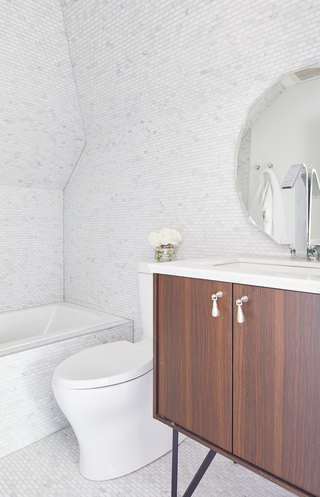 Exemple d'une salle de bain chic en bois foncé avec une baignoire en alcôve, un carrelage blanc, mosaïque, un sol en carrelage de terre cuite, un lavabo encastré, un sol blanc, un plan de toilette blanc et un placard à porte plane.
