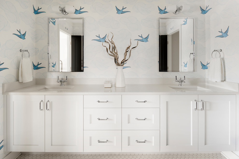 Imagen de cuarto de baño infantil de estilo de casa de campo con armarios estilo shaker, puertas de armario blancas, paredes multicolor, lavabo bajoencimera, suelo blanco y encimeras blancas