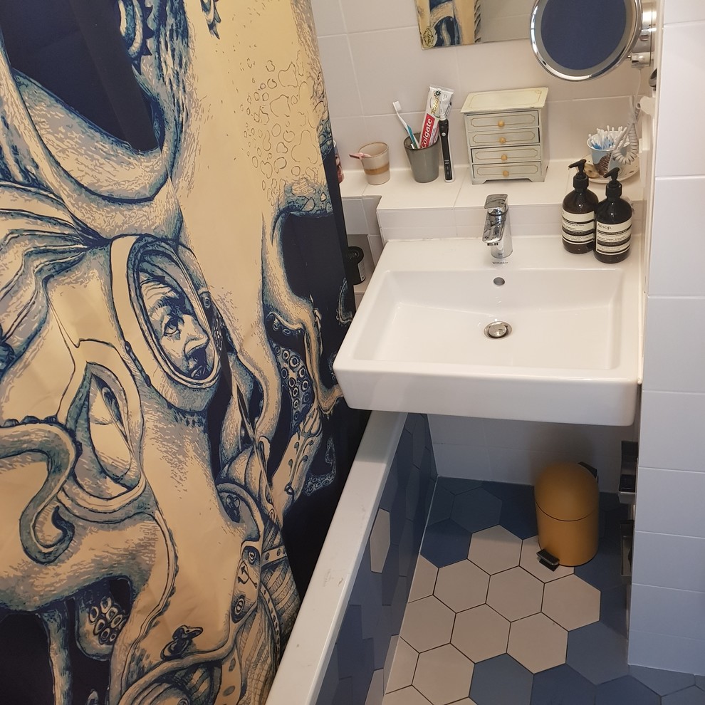 Exempel på ett litet modernt badrum med dusch, med ett platsbyggt badkar, en dusch/badkar-kombination, flerfärgad kakel, stenkakel, vita väggar, mosaikgolv, ett väggmonterat handfat, blått golv och dusch med duschdraperi