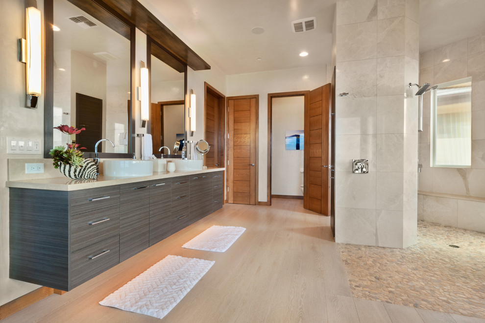 Стильный дизайн: большая главная ванная комната в современном стиле с полом из керамогранита, плоскими фасадами, серыми фасадами, открытым душем, бежевой плиткой, керамогранитной плиткой, белыми стенами, настольной раковиной, столешницей из известняка, бежевым полом и открытым душем - последний тренд