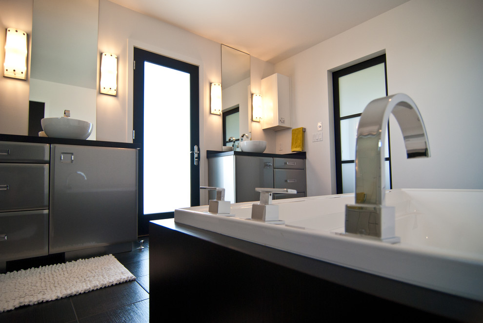 Idéer för att renovera ett funkis badrum, med ett fristående handfat, möbel-liknande, grå skåp och laminatbänkskiva