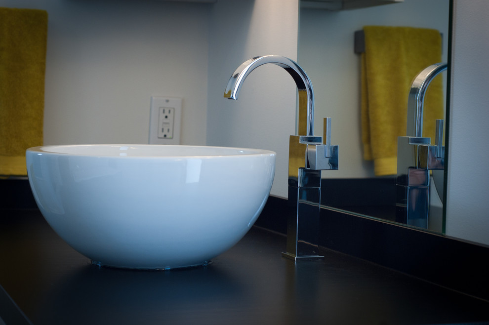 Ispirazione per una stanza da bagno minimalista con lavabo a bacinella, ante lisce, ante grigie, top in laminato e pavimento in laminato