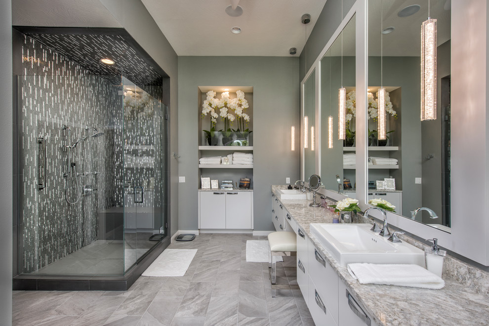 На фото: главная ванная комната в современном стиле с белыми фасадами, плоскими фасадами, разноцветной плиткой, удлиненной плиткой, серыми стенами, серым полом и душем с распашными дверями