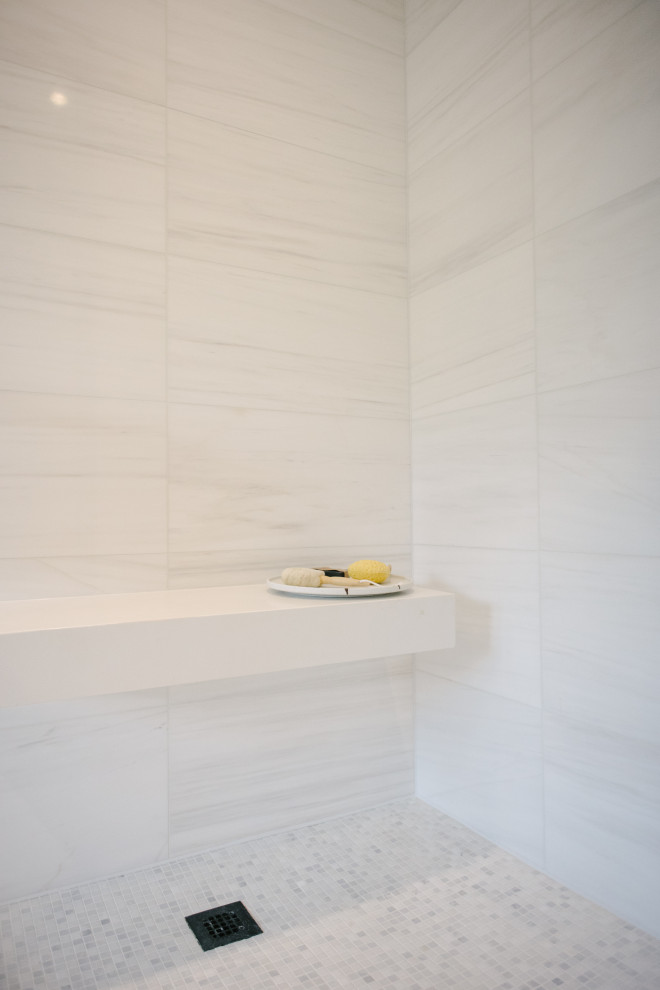 Источник вдохновения для домашнего уюта: большая главная ванная комната в стиле модернизм с плоскими фасадами, белыми фасадами, отдельно стоящей ванной, душем в нише, раздельным унитазом, белой плиткой, мраморной плиткой, белыми стенами, полом из цементной плитки, врезной раковиной, мраморной столешницей, серым полом, душем с распашными дверями и белой столешницей