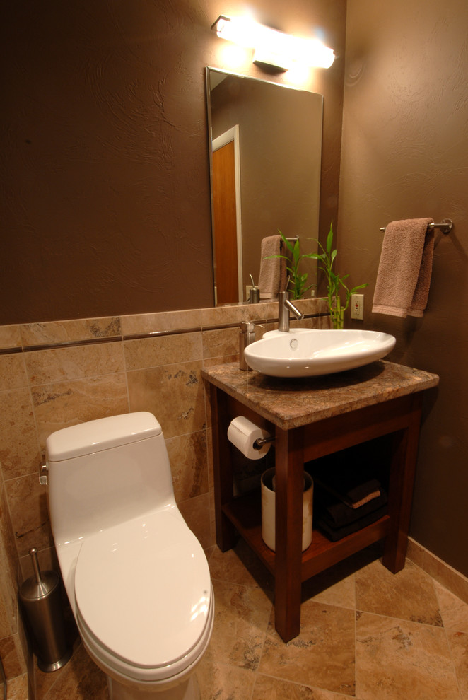 Idées déco pour un WC et toilettes asiatique en bois brun avec une vasque, un placard sans porte, un plan de toilette en granite, WC à poser et un carrelage beige.