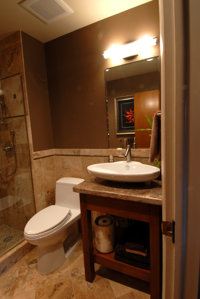 На фото: ванная комната в восточном стиле с настольной раковиной, открытыми фасадами, фасадами цвета дерева среднего тона, столешницей из гранита, душем в нише, унитазом-моноблоком и бежевой плиткой