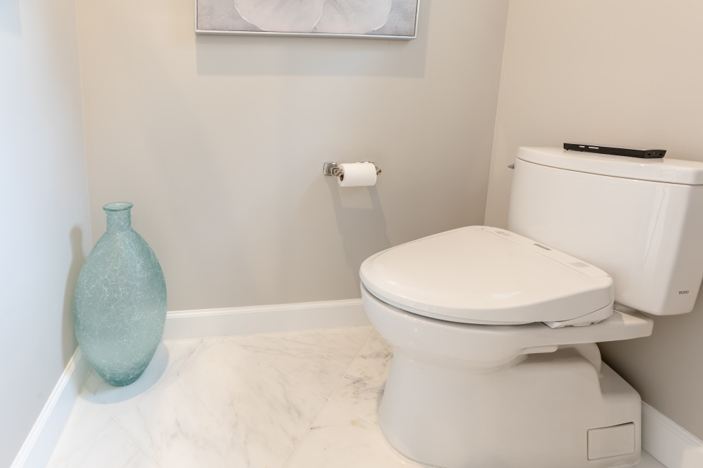 Esempio di una stanza da bagno padronale design di medie dimensioni con ante bianche e top bianco