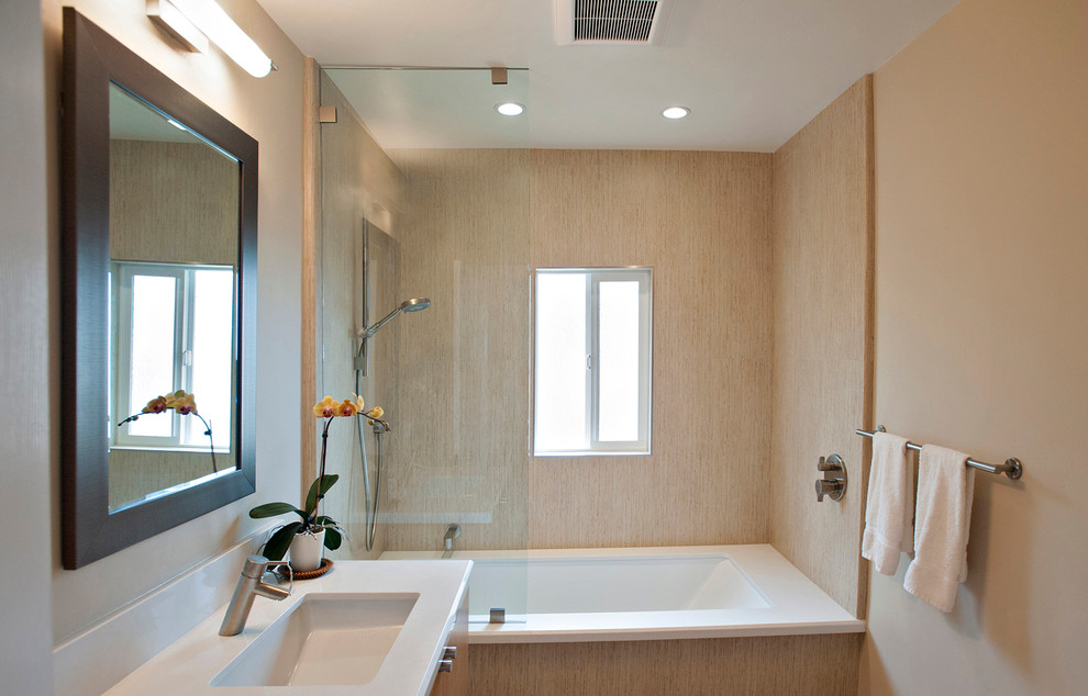 Esempio di una stanza da bagno padronale contemporanea di medie dimensioni con lavabo sottopiano, ante lisce, ante in legno chiaro, top in quarzite, vasca sottopiano, piastrelle beige, piastrelle in ceramica, pareti beige e pavimento in travertino