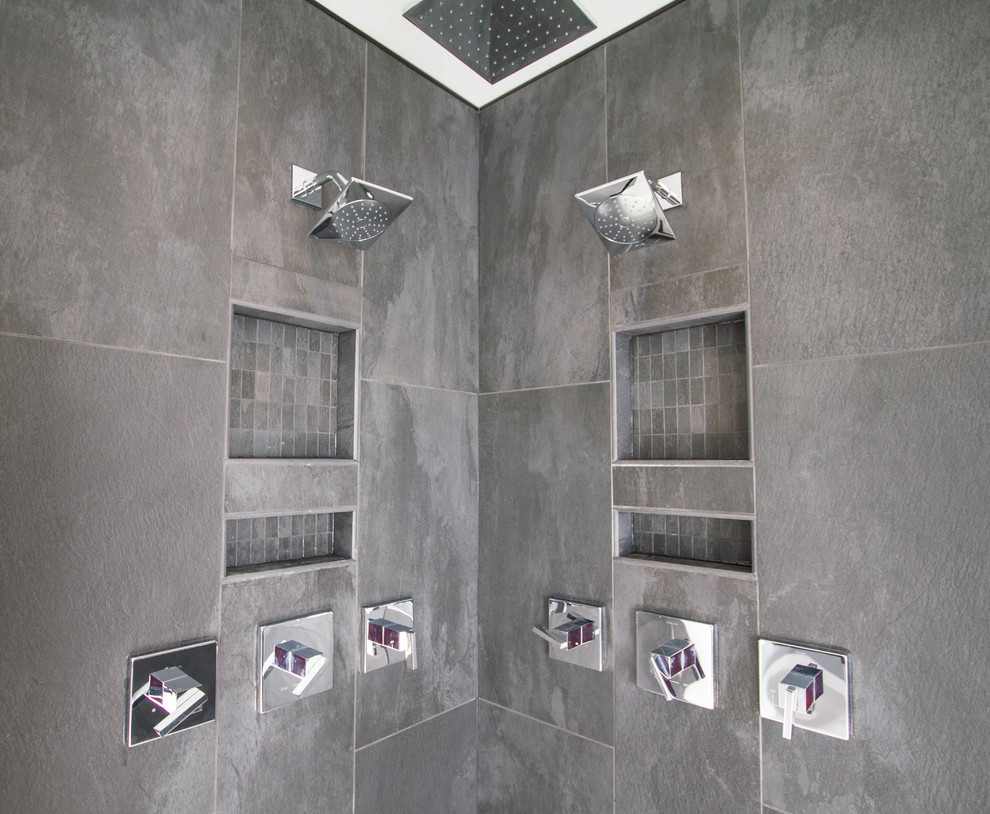 Inspiration för mellanstora moderna en-suite badrum, med släta luckor, svarta skåp, ett platsbyggt badkar, en hörndusch, svart kakel, porslinskakel, grå väggar, klinkergolv i porslin, ett integrerad handfat, bänkskiva i akrylsten, vitt golv och dusch med gångjärnsdörr