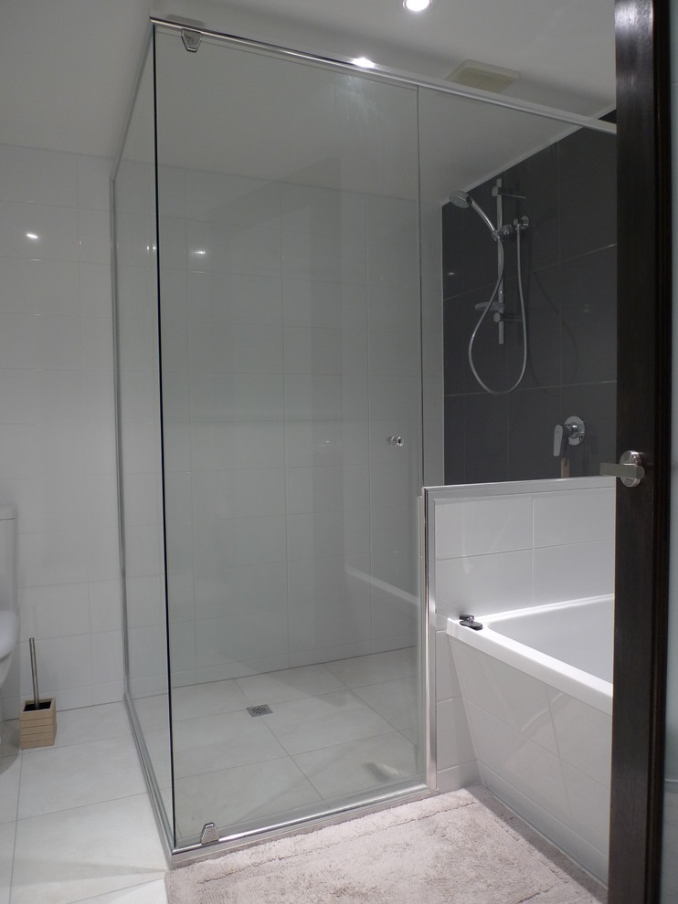 Inspiration for a modern bathroom in Brisbane.