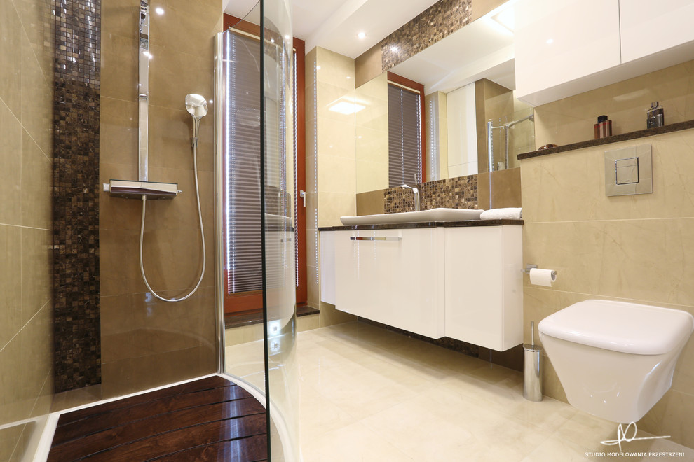 Exempel på ett mellanstort modernt en-suite badrum, med öppna hyllor, vita skåp, en öppen dusch, en vägghängd toalettstol, beige kakel, keramikplattor, beige väggar och klinkergolv i keramik