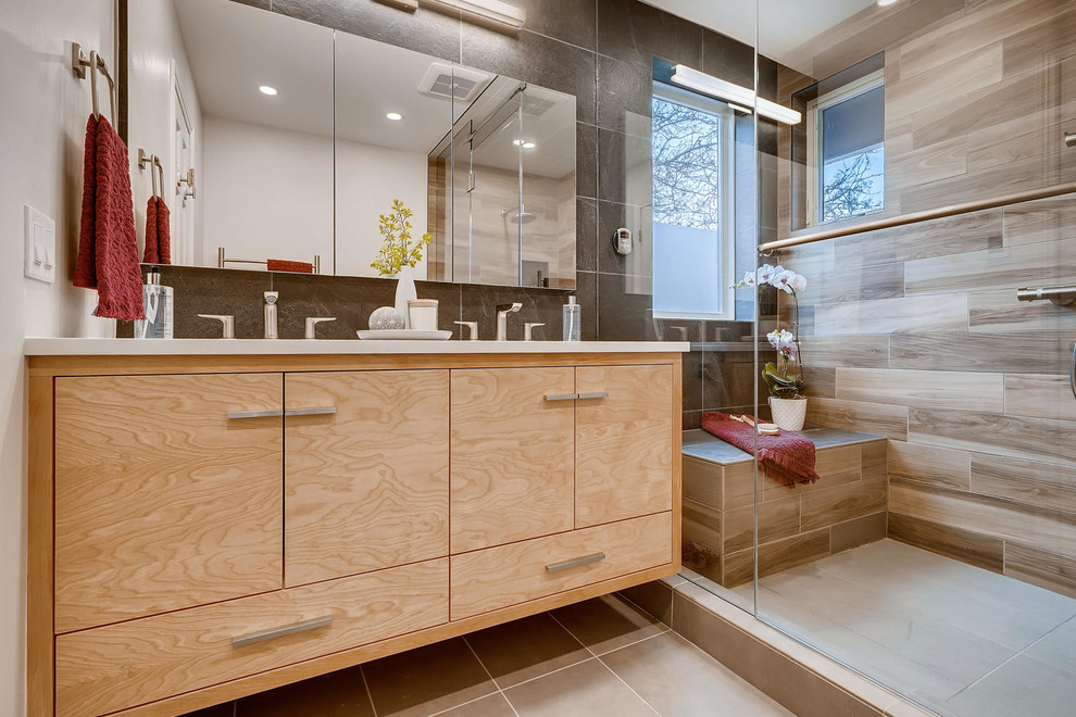 Идея дизайна: маленькая главная ванная комната в стиле модернизм с плоскими фасадами, светлыми деревянными фасадами, двойным душем, раздельным унитазом, коричневой плиткой, керамической плиткой, бежевыми стенами, полом из керамической плитки, врезной раковиной, столешницей из кварцита, бежевым полом, душем с распашными дверями и белой столешницей для на участке и в саду